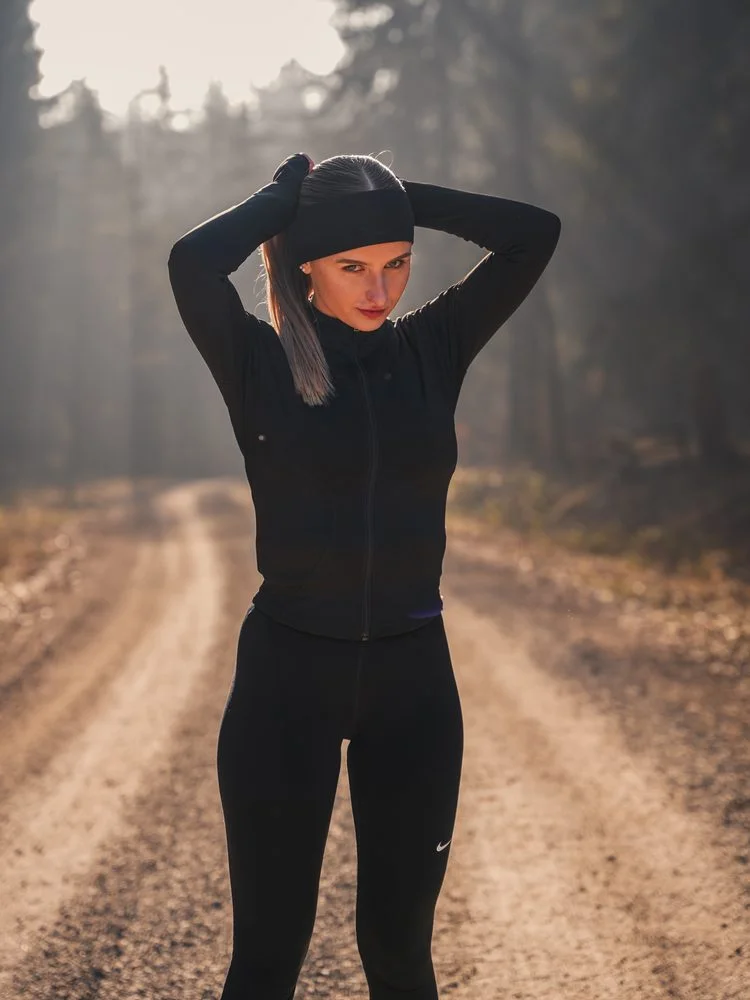 Personal-Branding-Fotografie von MQMedia: Läuferin im Wald bei Sonnenuntergang